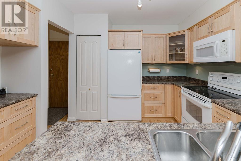 302 5780 TRAIL AVENUE, Sechelt