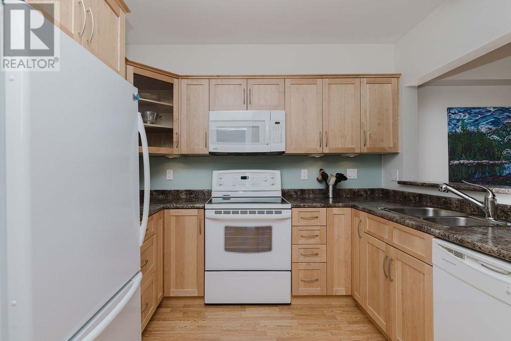 302 5780 TRAIL AVENUE, Sechelt