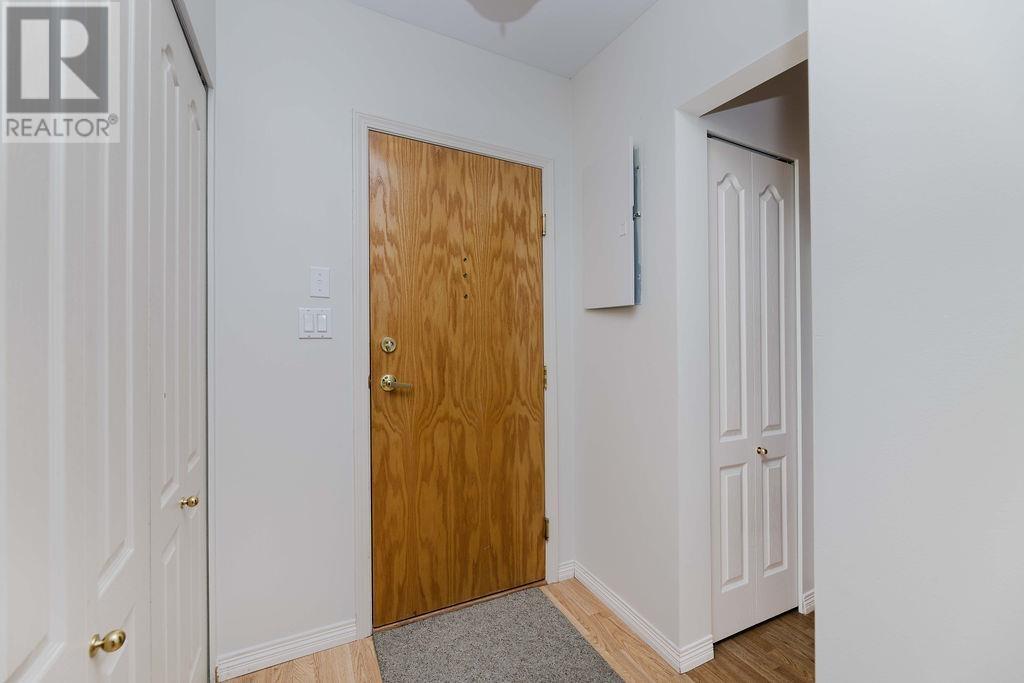 302 5780 TRAIL AVENUE, Sechelt