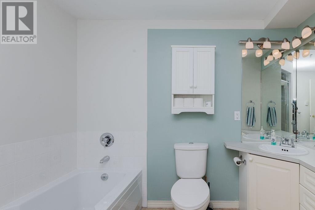 302 5780 TRAIL AVENUE, Sechelt