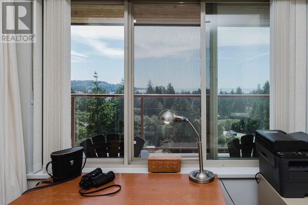 302 5780 TRAIL AVENUE, Sechelt