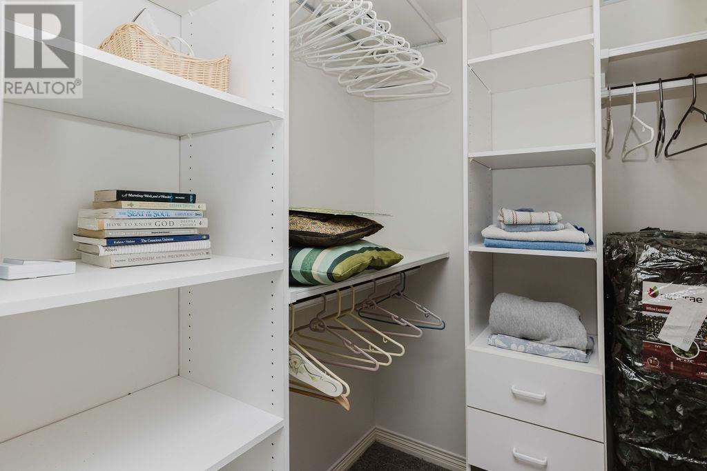 302 5780 TRAIL AVENUE, Sechelt