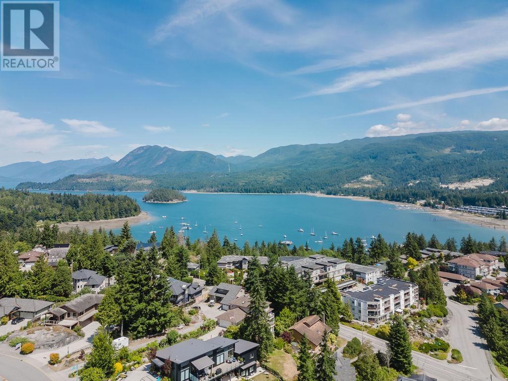 302 5780 TRAIL AVENUE, Sechelt