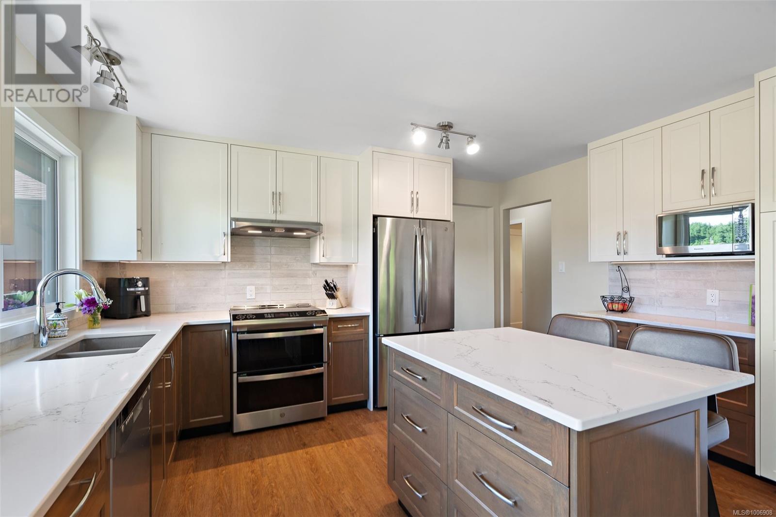 Photo 12 of 1649 Charlton Rd, Saanich BC