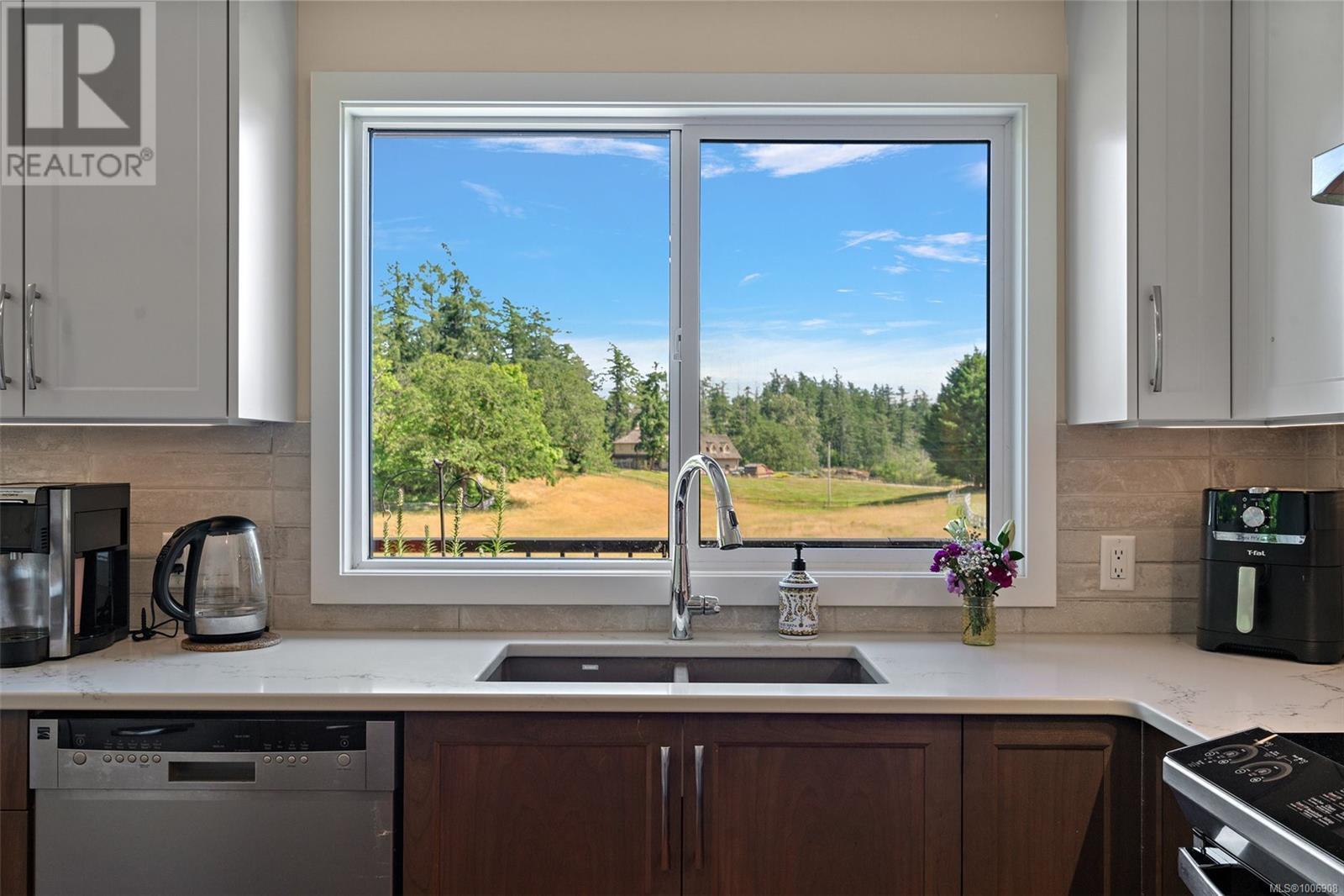 Photo 14 of 1649 Charlton Rd, Saanich BC