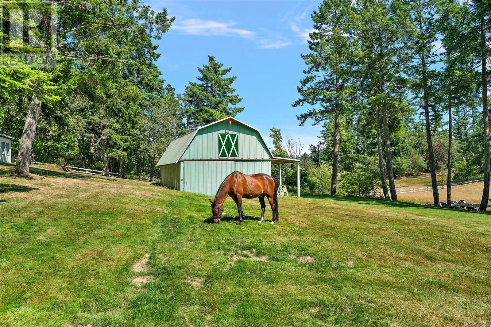 Photo 2 of 1649 Charlton Rd, Saanich BC