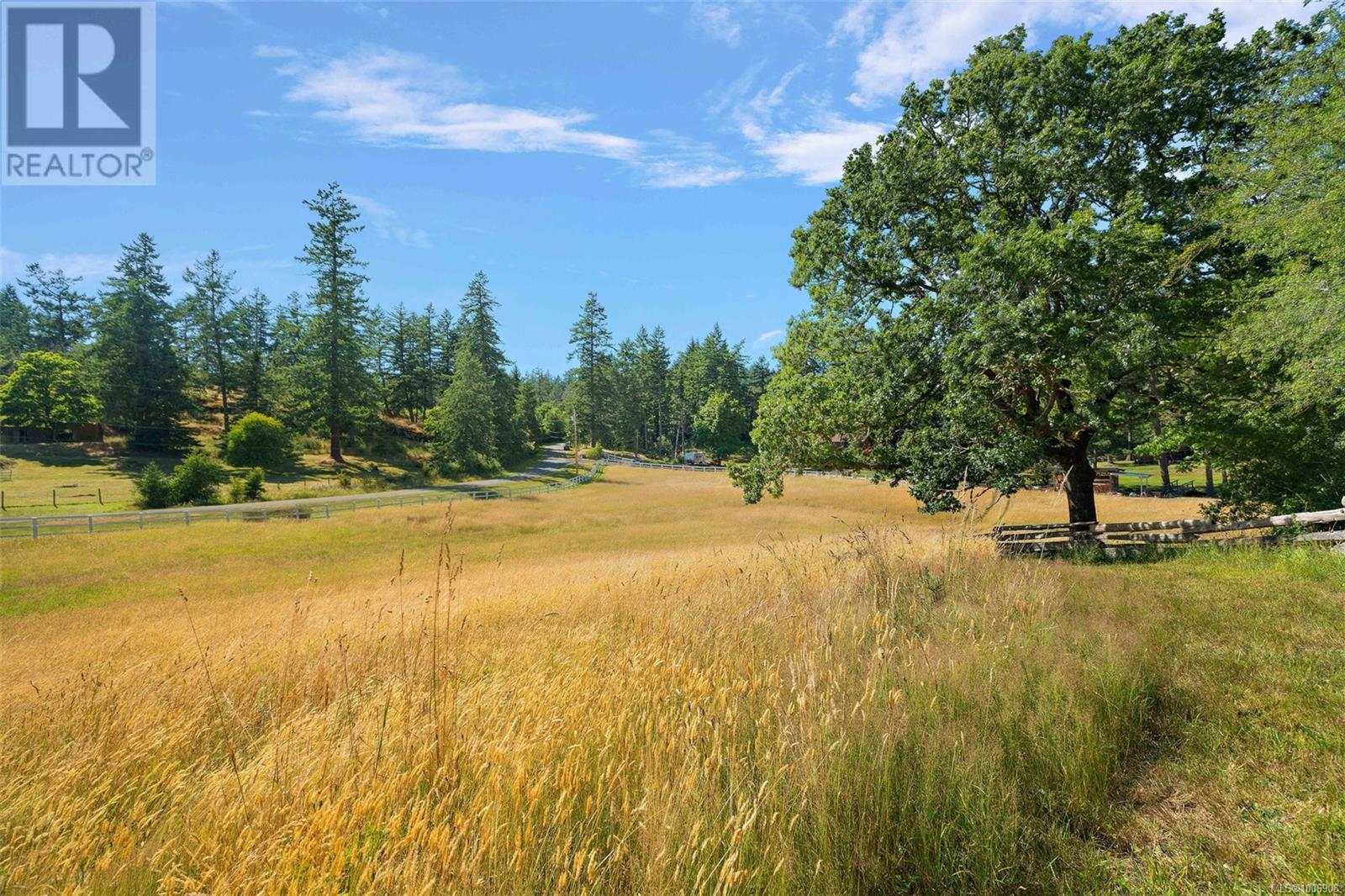 Photo 5 of 1649 Charlton Rd, Saanich BC