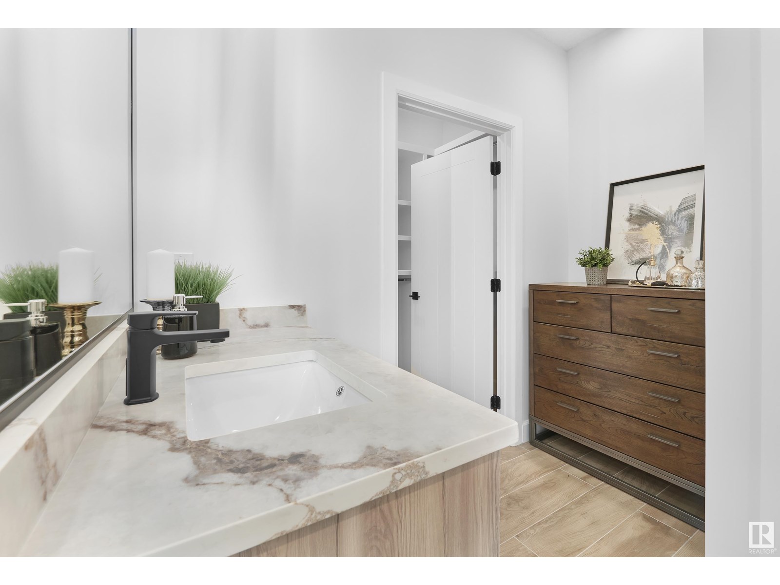 Photo 27 of 6003 107 St Nw, Edmonton AB