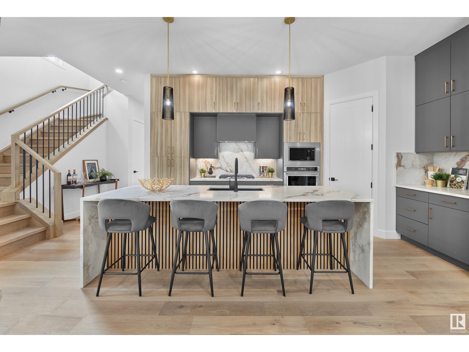 Photo 3 of 6003 107 St Nw, Edmonton AB