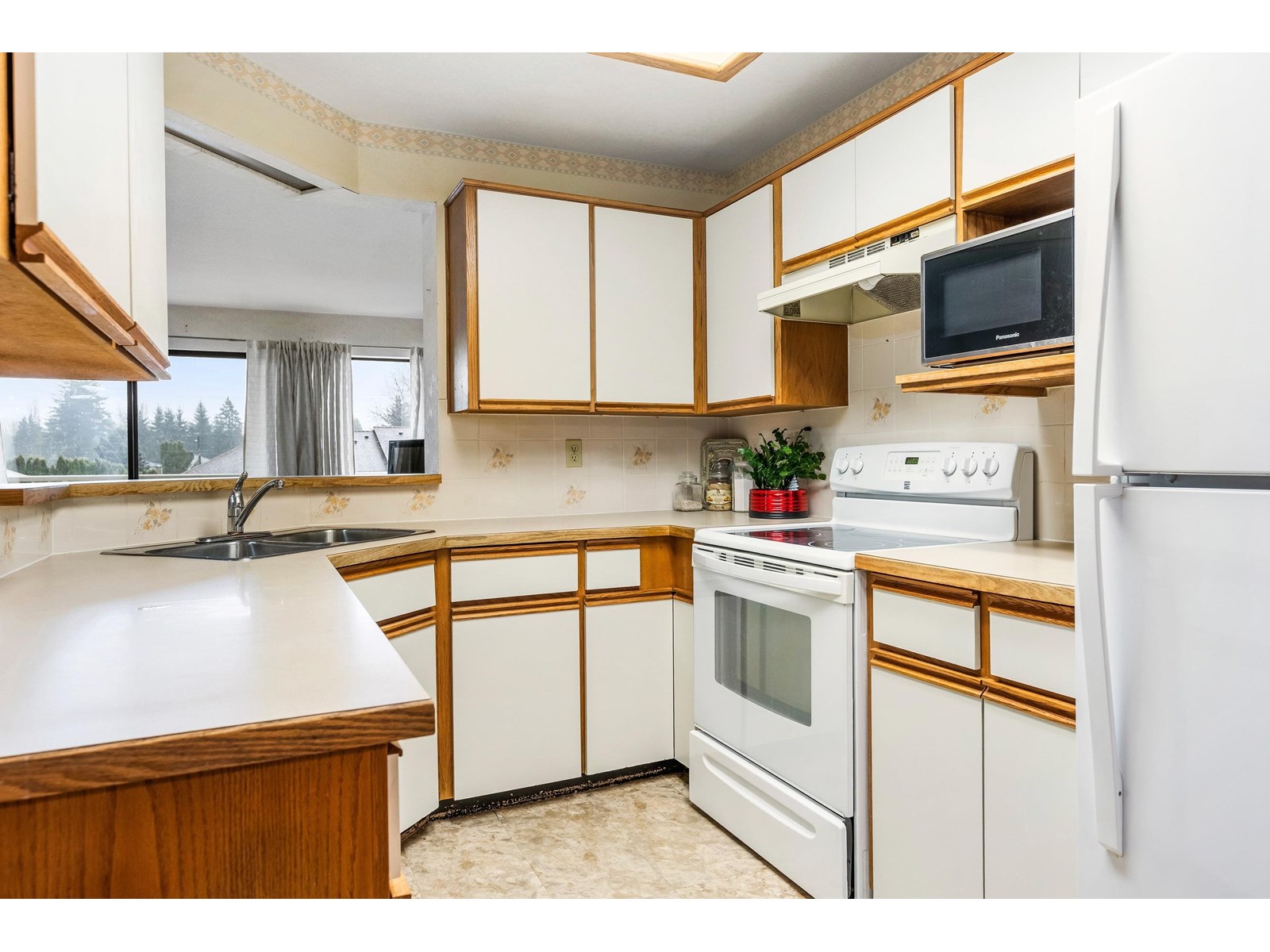 Photo 9 of 202 33233 Bourquin Crescent, Abbotsford BC
