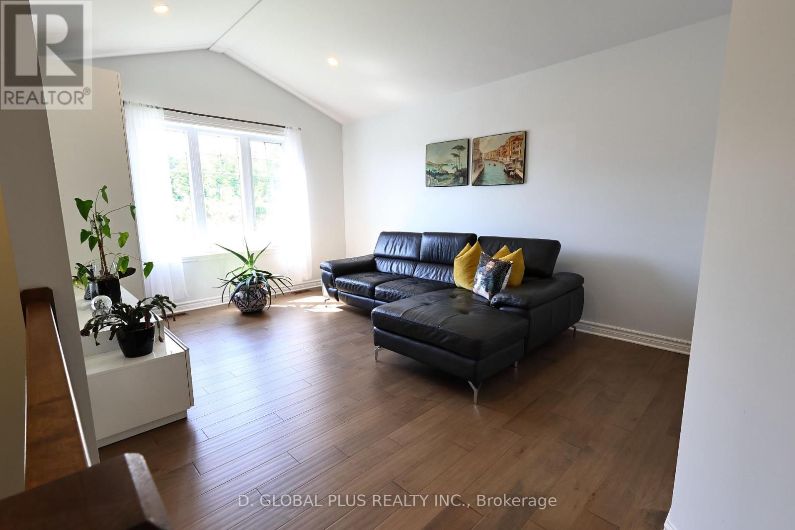 Photo 3 of 90 Cameron Crescent S, Cornwall ON