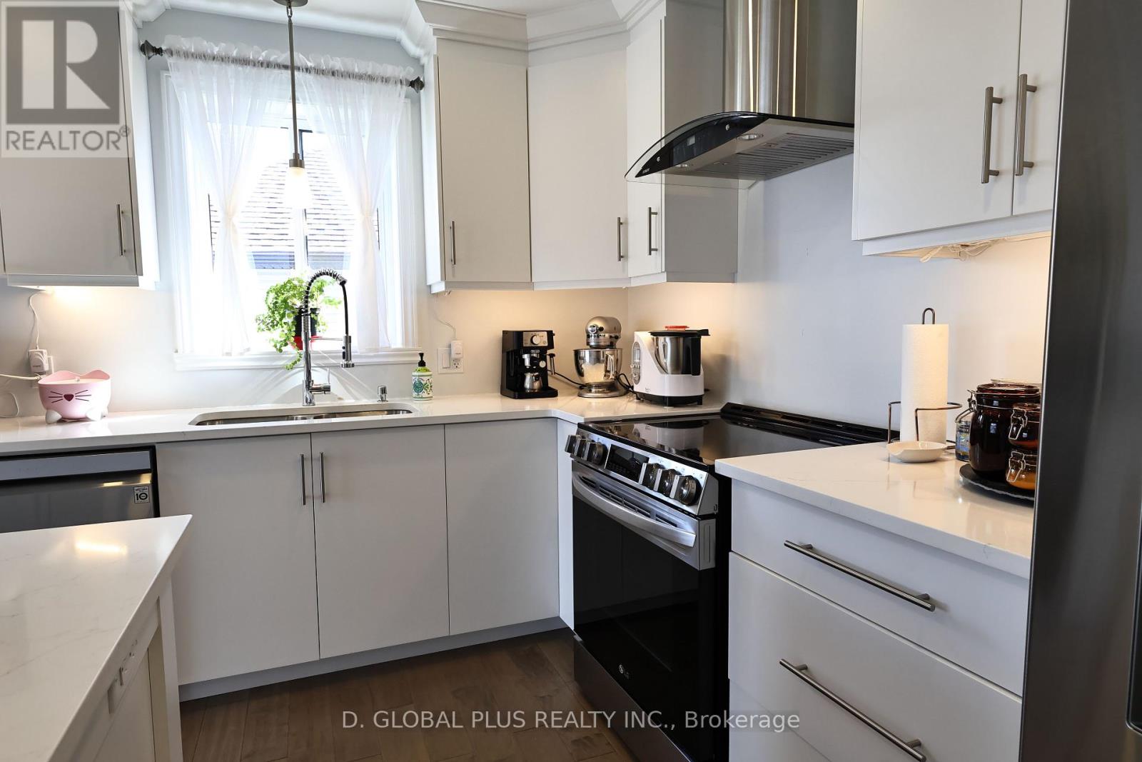 Photo 5 of 90 Cameron Crescent S, Cornwall ON