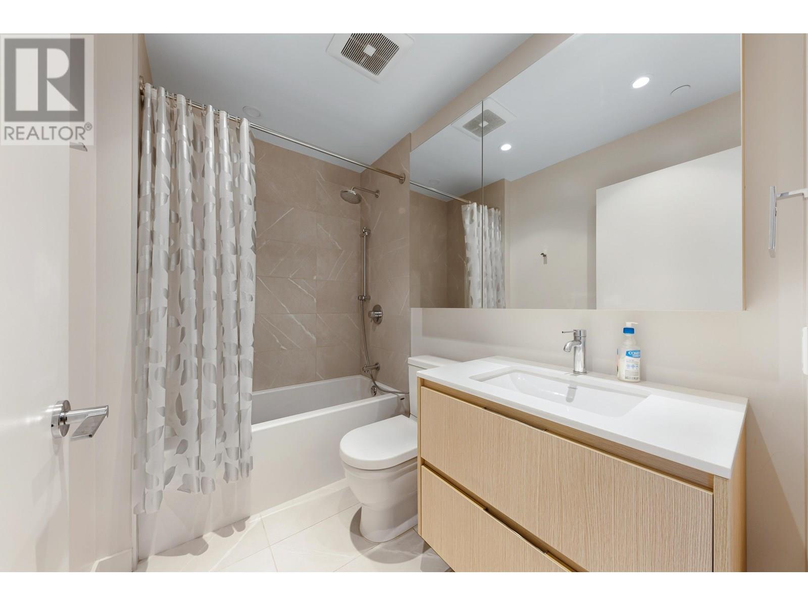 Photo 18 of 202 1500 Fern Street, North Vancouver BC