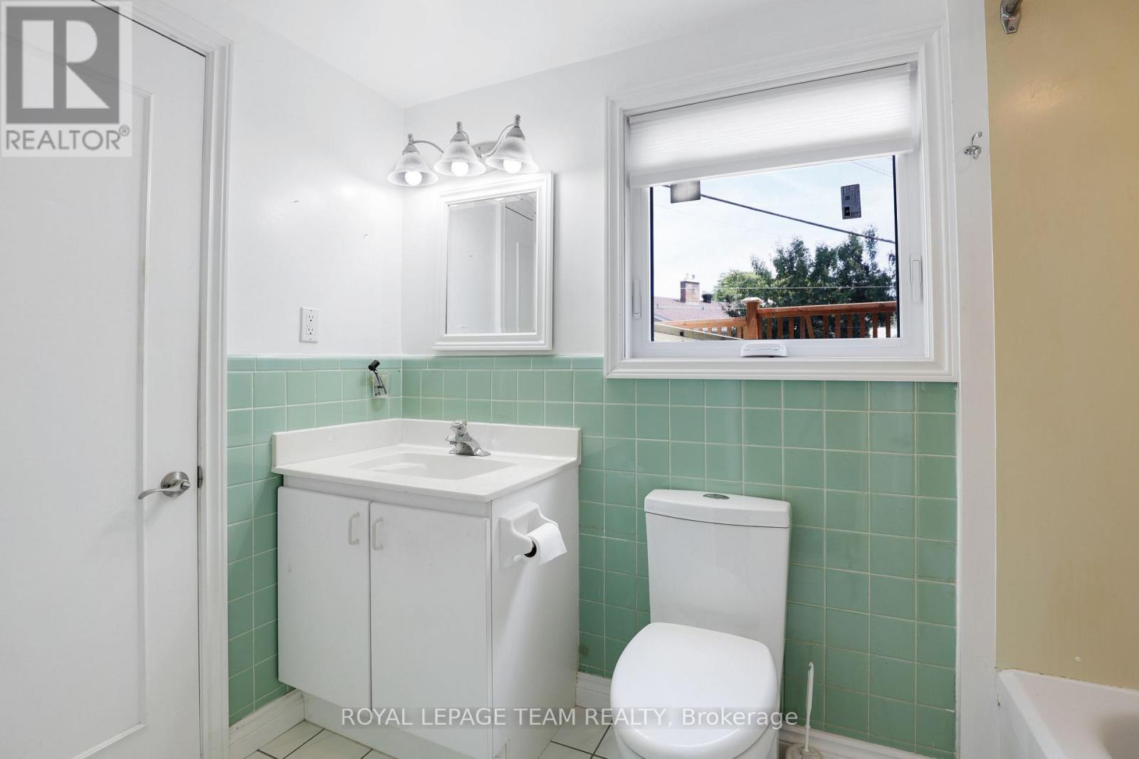 Photo 8 of 1939 Wembley Avenue, Ottawa ON