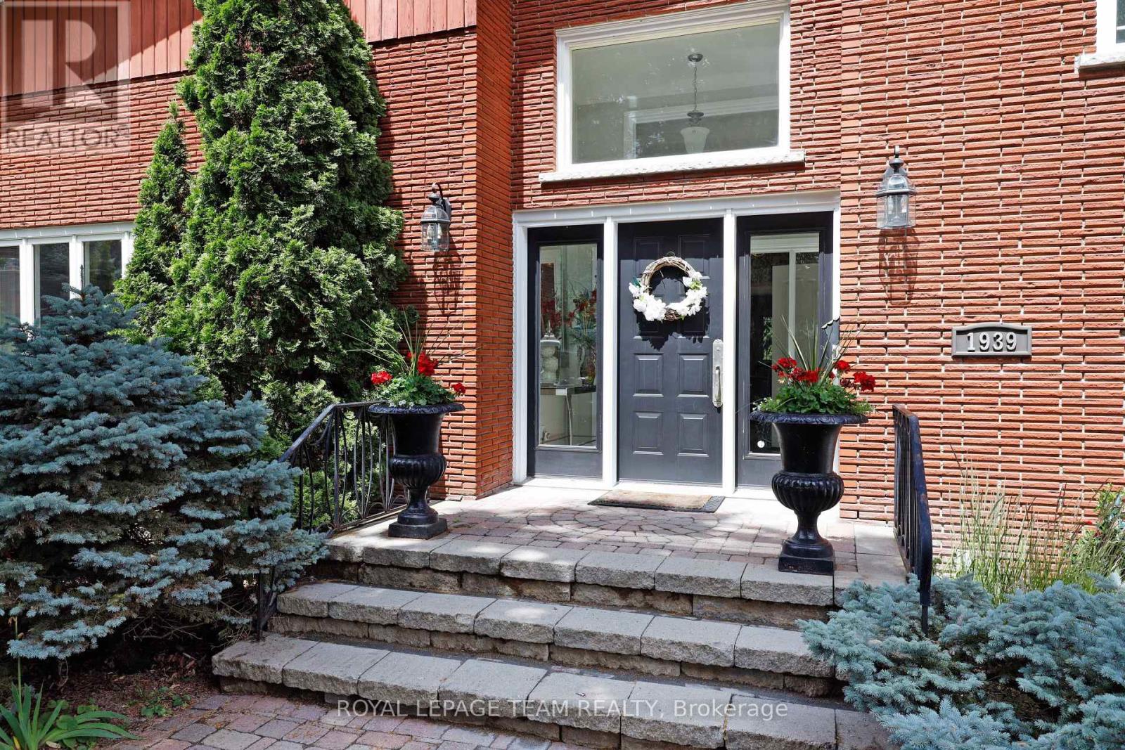 Photo 5 of 1939 Wembley Avenue, Ottawa ON