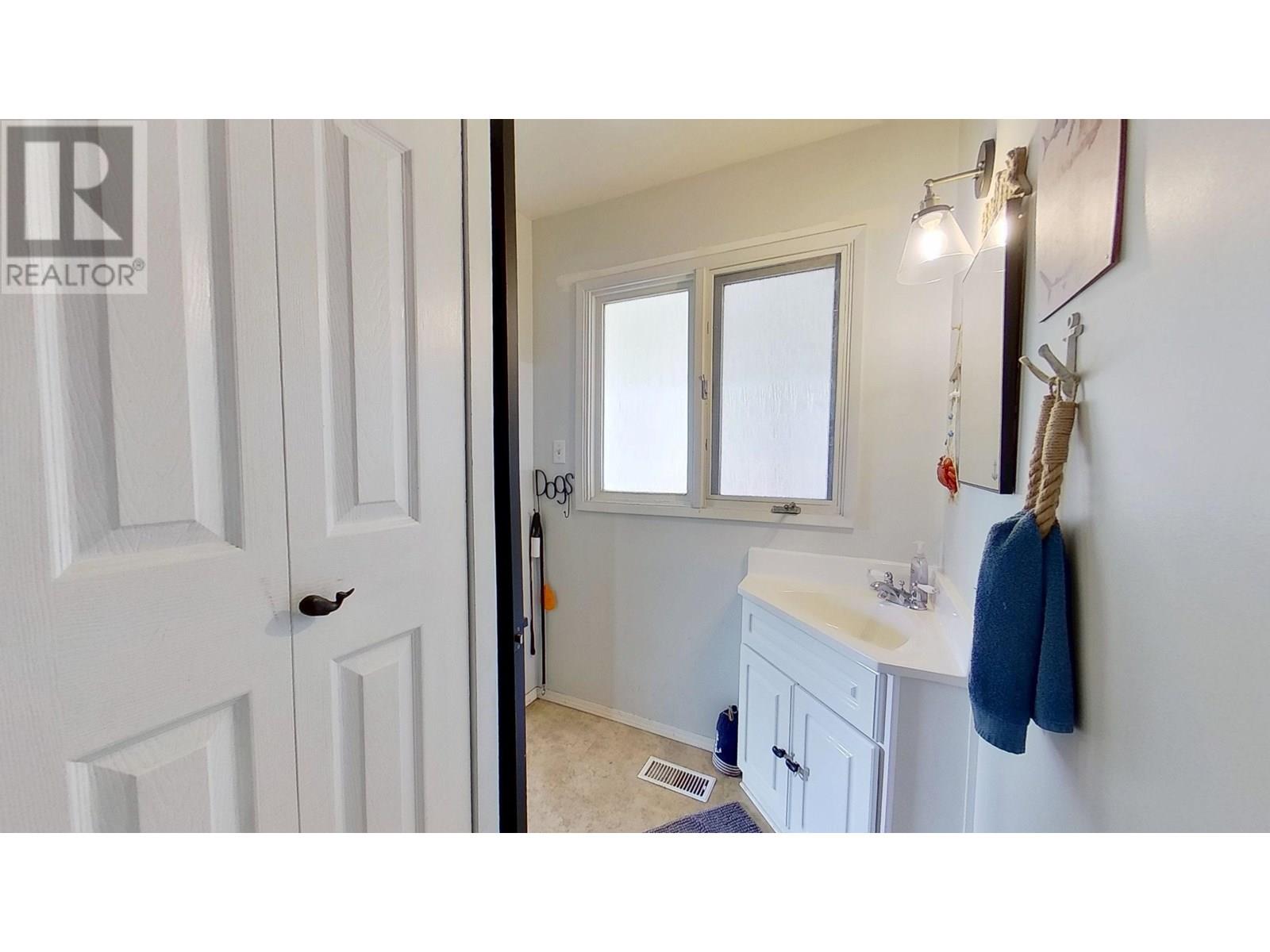 Photo 11 of 9128 108 Avenue, Fort St John BC