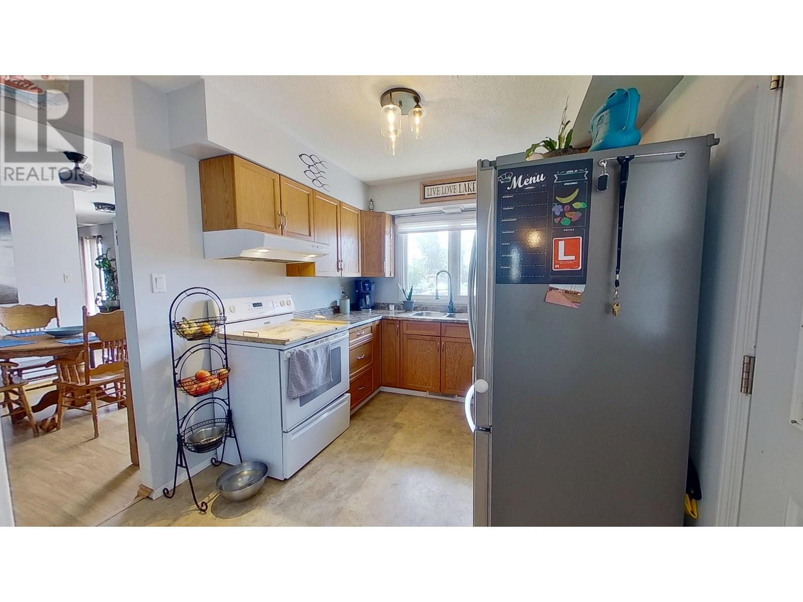 Photo 10 of 9128 108 Avenue, Fort St John BC