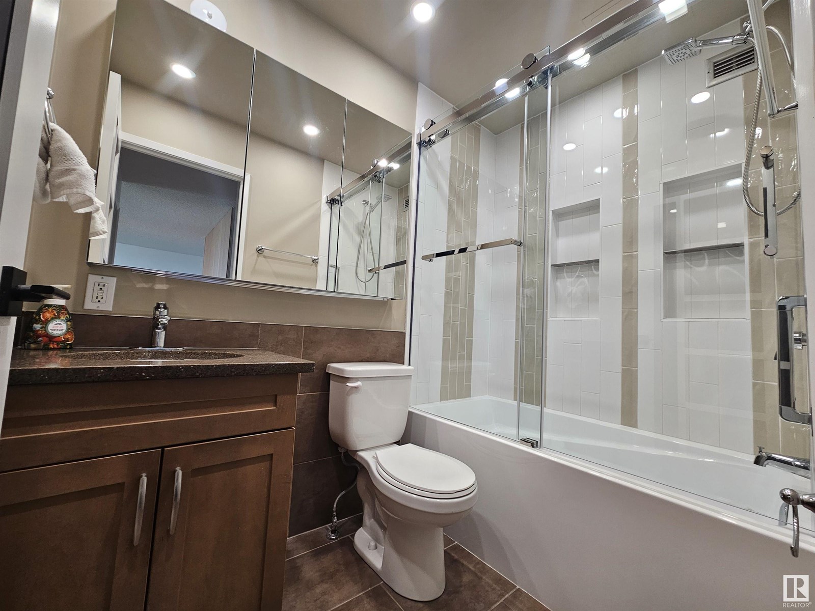 Photo 8 of 907 11307 99 Av Nw, Edmonton AB