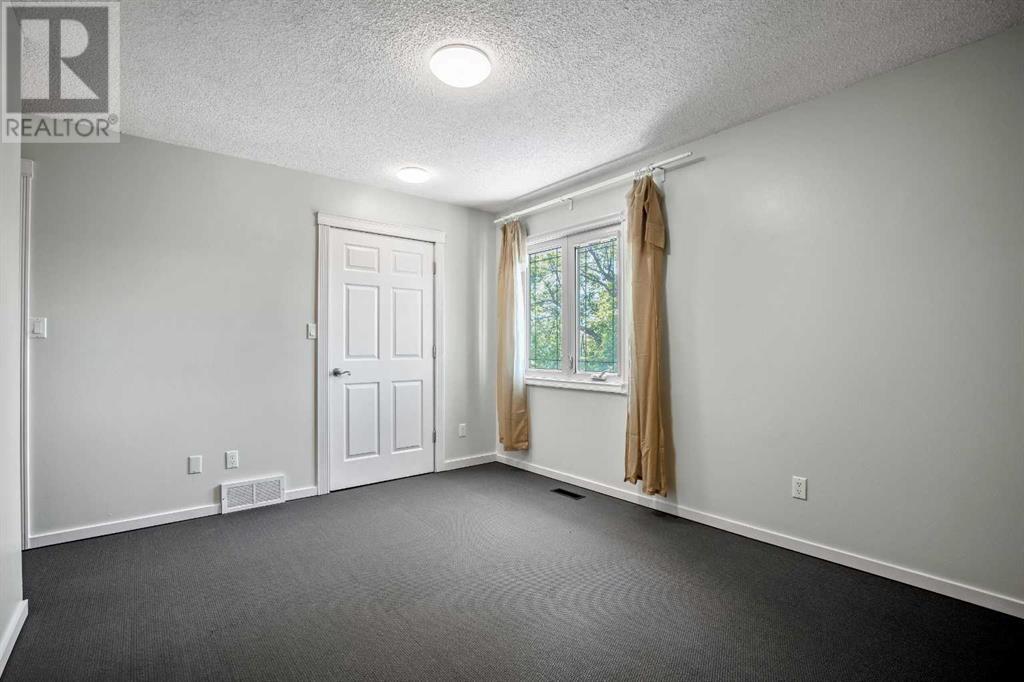 Single Family House for Sale in  Woodglen Crescent SW Woodbine Calgary 