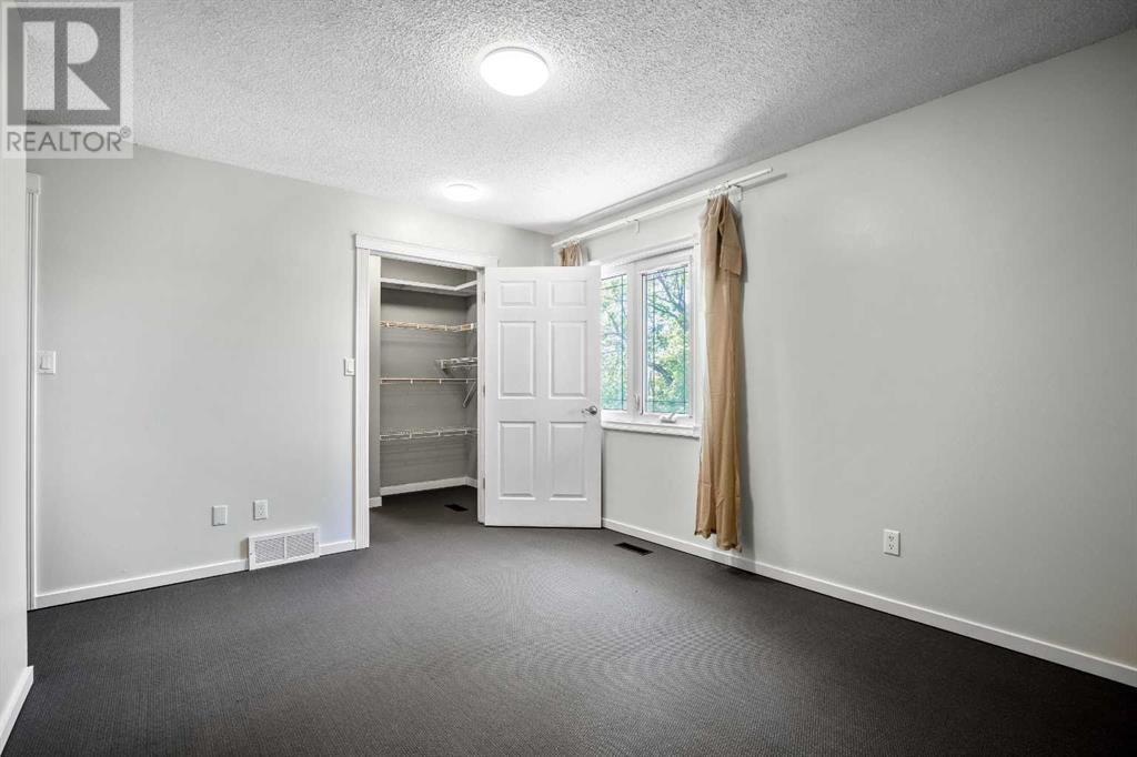 Single Family House for Sale in  Woodglen Crescent SW Woodbine Calgary 