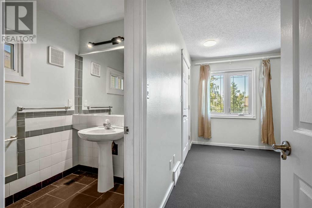 Single Family House for Sale in  Woodglen Crescent SW Woodbine Calgary 