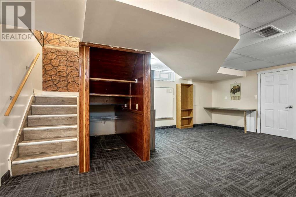 Single Family House for Sale in  Woodglen Crescent SW Woodbine Calgary 