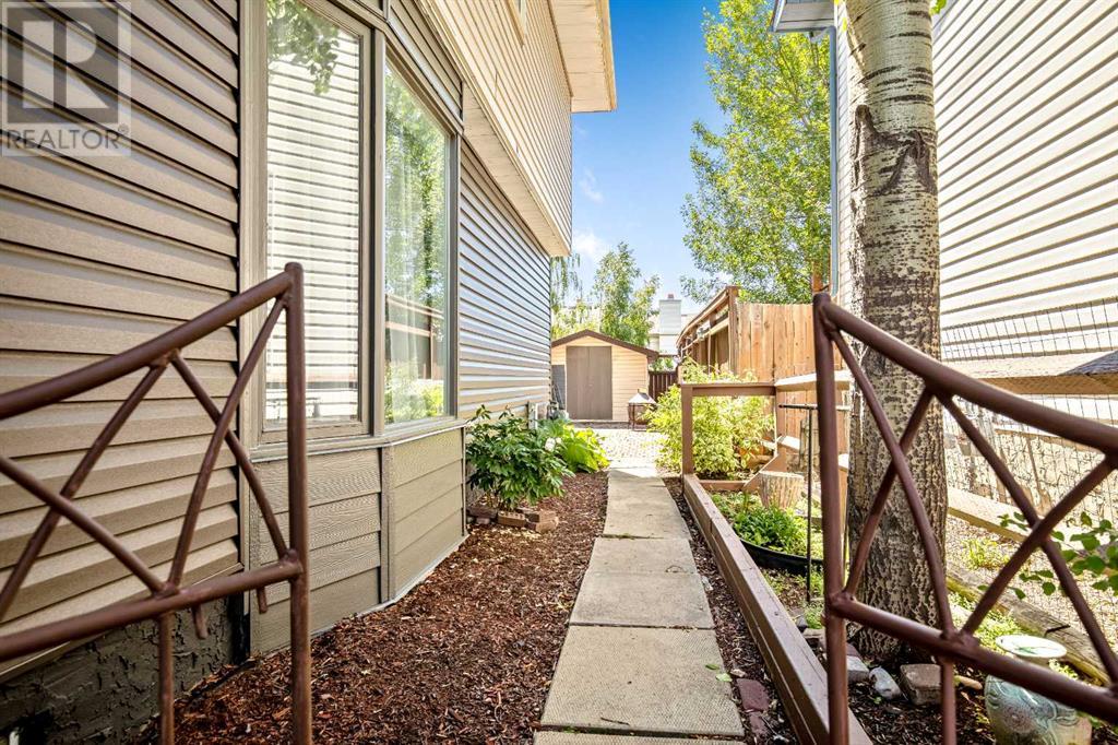 Single Family House for Sale in  Woodglen Crescent SW Woodbine Calgary 
