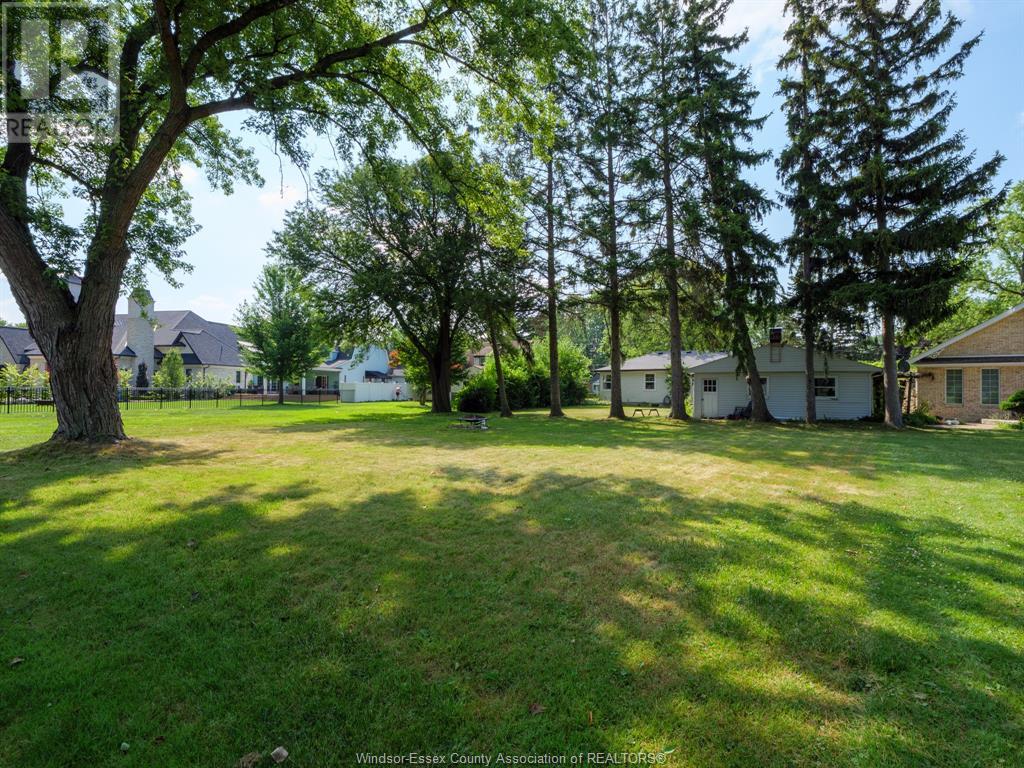Photo 17 of 720 Roseland Drive South, Windsor ON