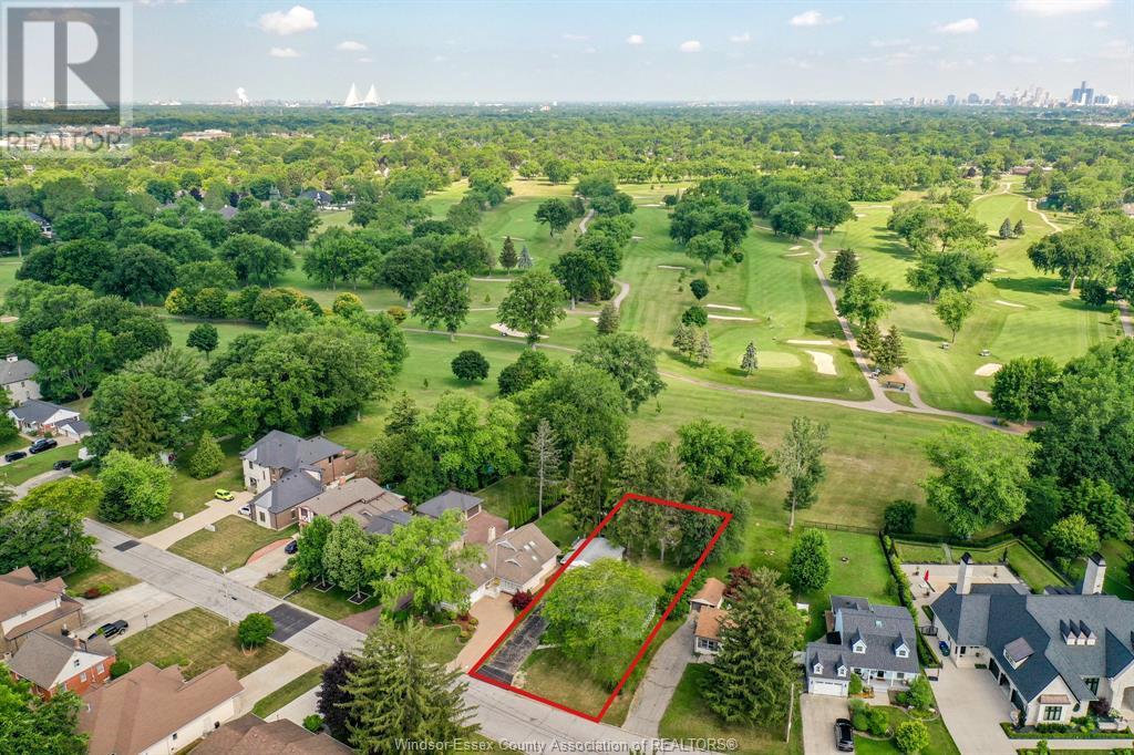 Photo 25 of 720 Roseland Drive South, Windsor ON