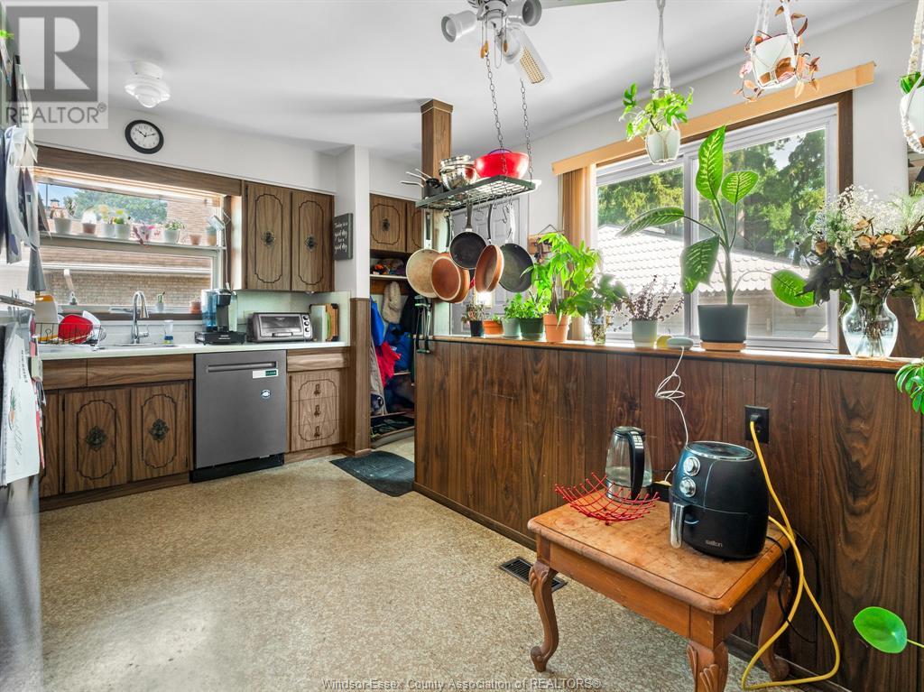 Photo 7 of 720 Roseland Drive South, Windsor ON