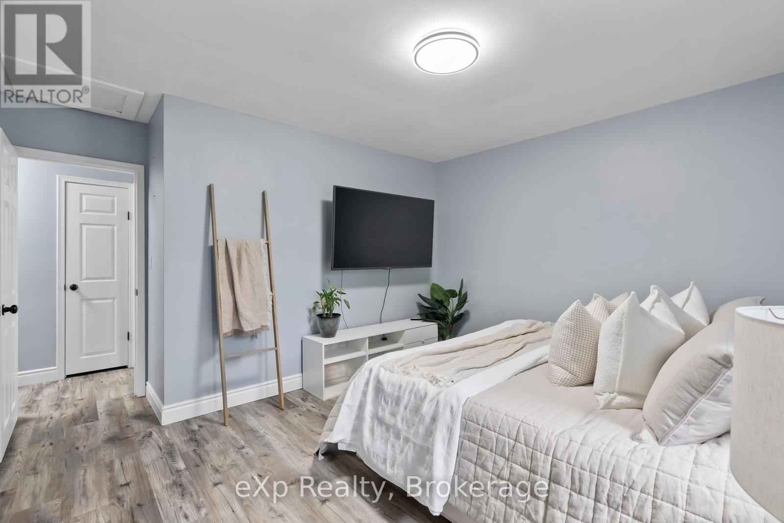 Photo 31 of 450 Smith Street, Wellington North ON