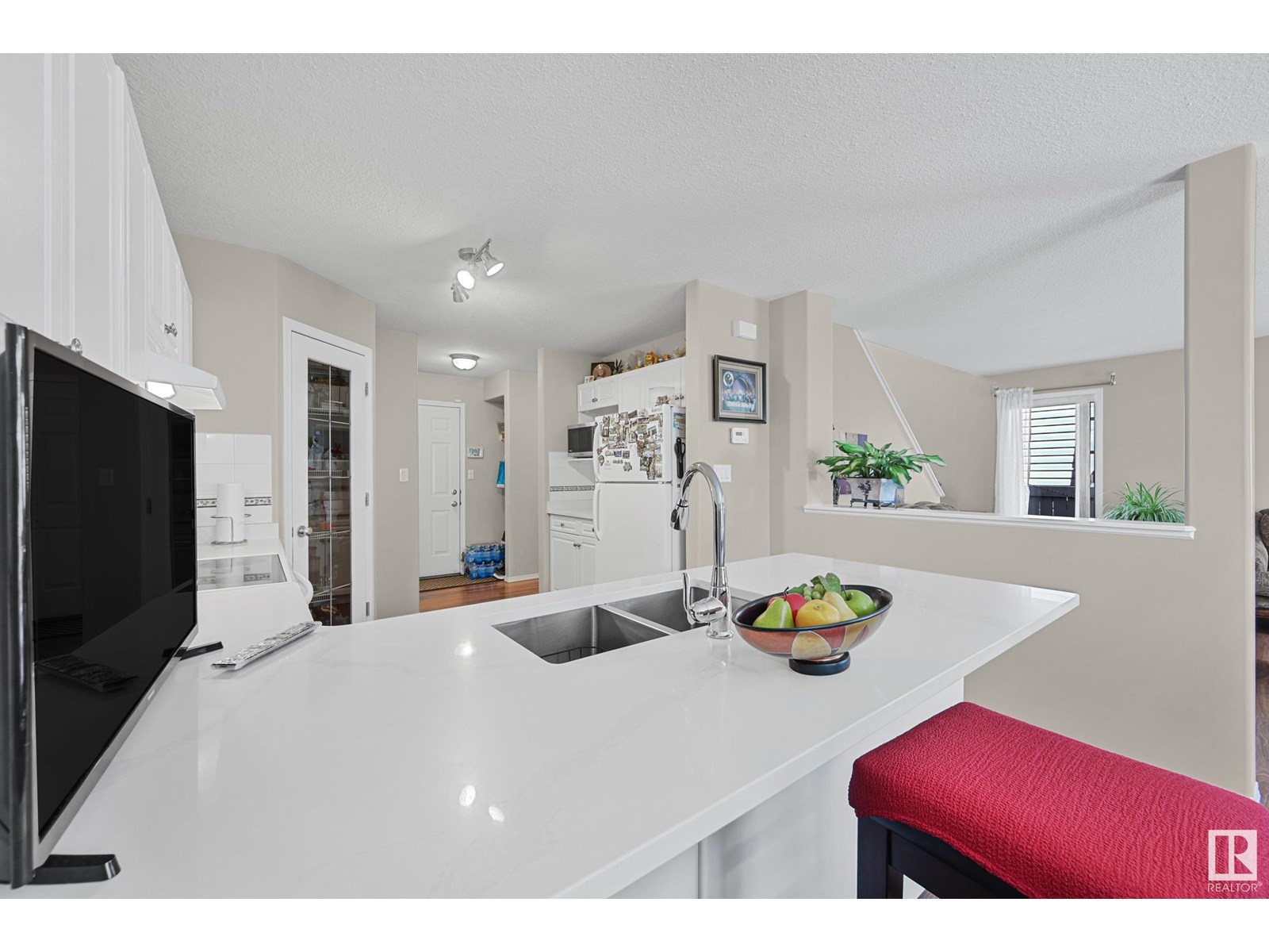 Photo 8 of 3371 25 Av Nw, Edmonton AB