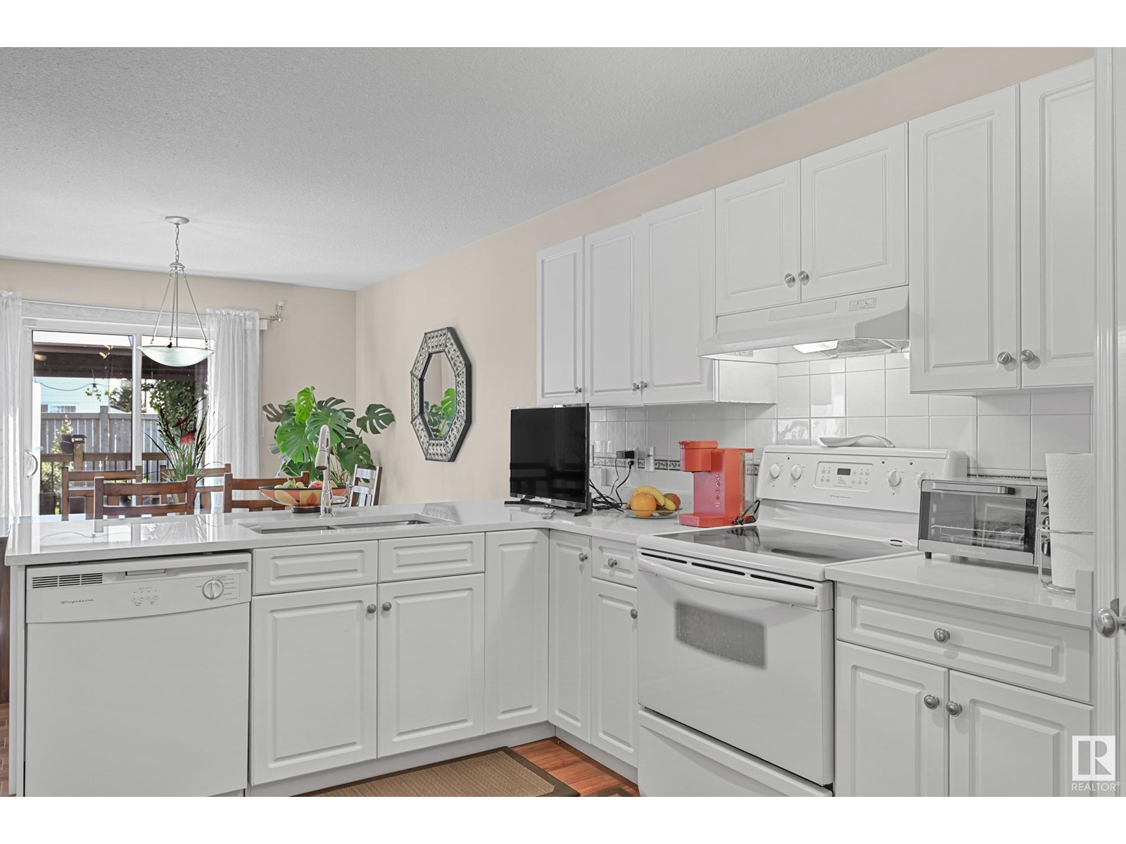 Photo 10 of 3371 25 Av Nw, Edmonton AB