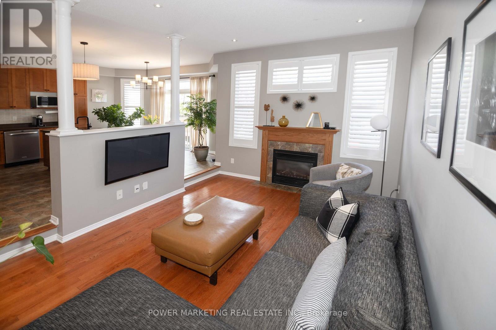 Photo 9 of 124 Strathcarron Crescent, Ottawa ON