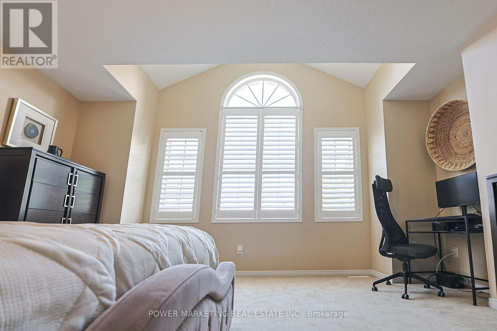 Photo 22 of 124 Strathcarron Crescent, Ottawa ON
