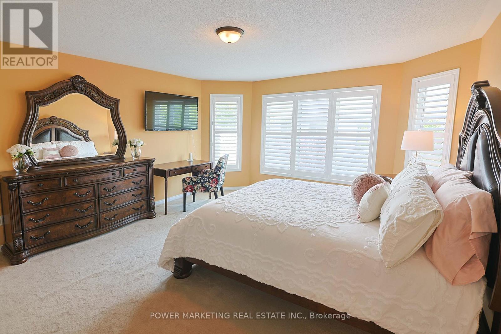 Photo 5 of 124 Strathcarron Crescent, Ottawa ON