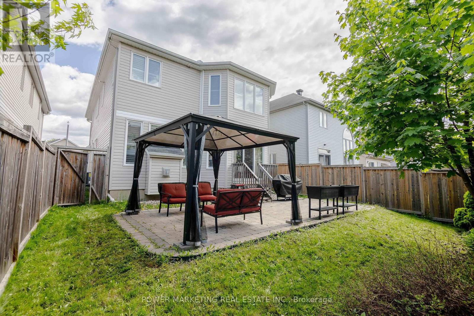 Photo 16 of 124 Strathcarron Crescent, Ottawa ON