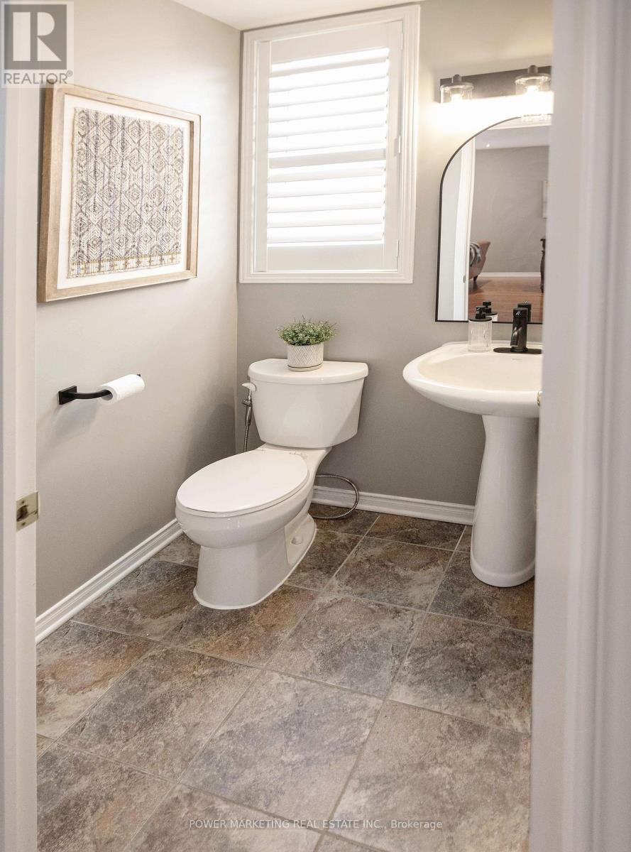 Photo 34 of 124 Strathcarron Crescent, Ottawa ON