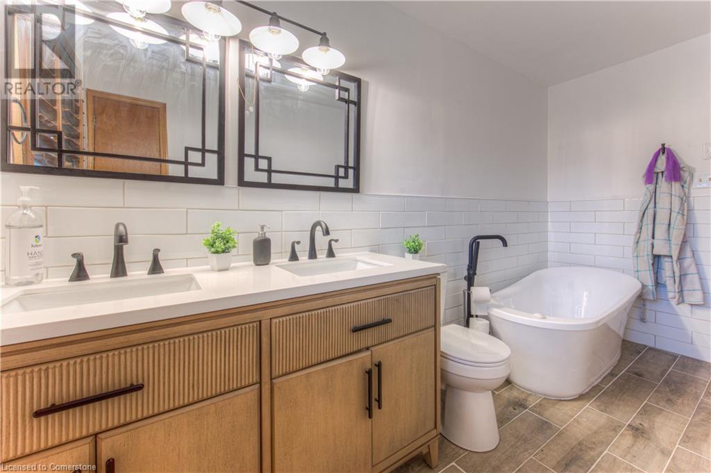 Photo 33 of 310 Cavendish Drive, Ancaster ON