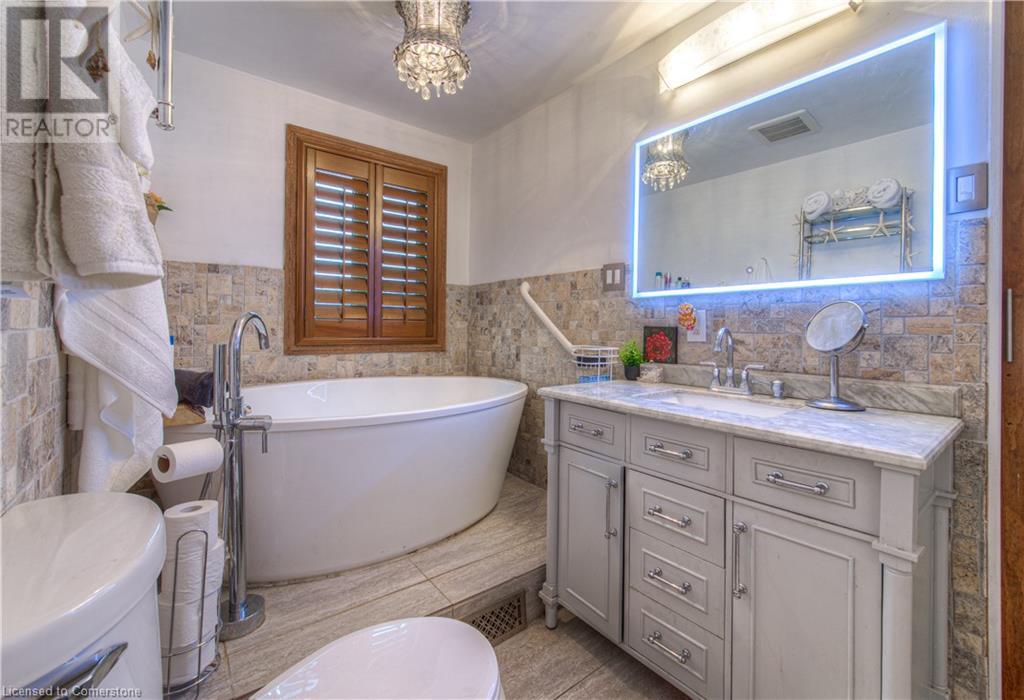 Photo 37 of 310 Cavendish Drive, Ancaster ON