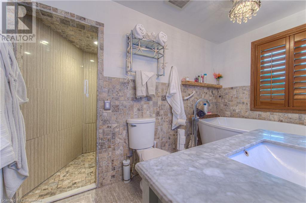 Photo 38 of 310 Cavendish Drive, Ancaster ON