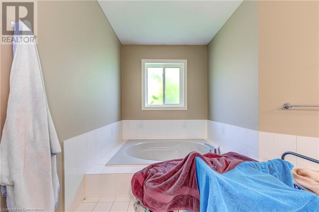Photo 4 of 1362 Pilgrims Way, Oakville ON