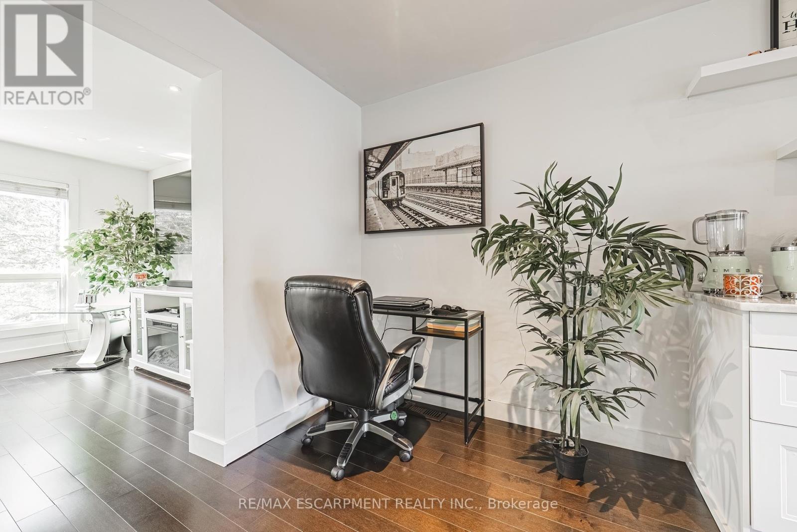 Photo 13 of 26 1155 Paramount Drive, Hamilton ON