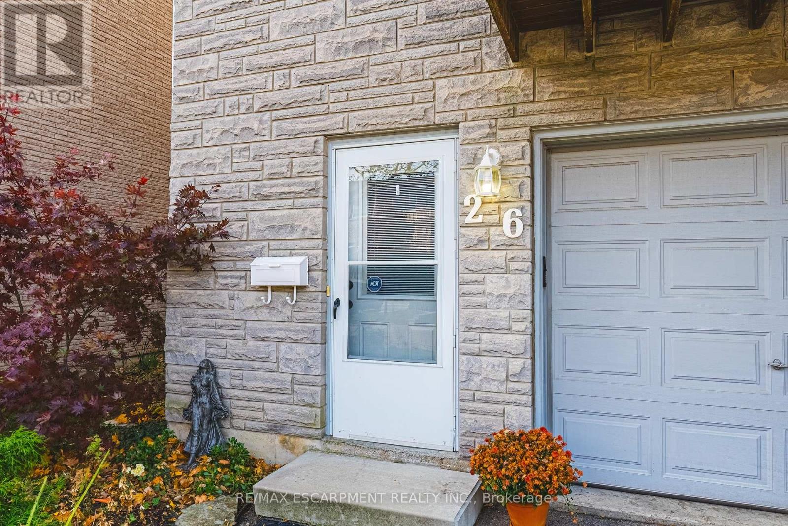 Photo 4 of 26 1155 Paramount Drive, Hamilton ON