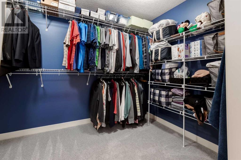Single Family House for Sale in  CRESTRIDGE Way SW Crestmont Calgary 
