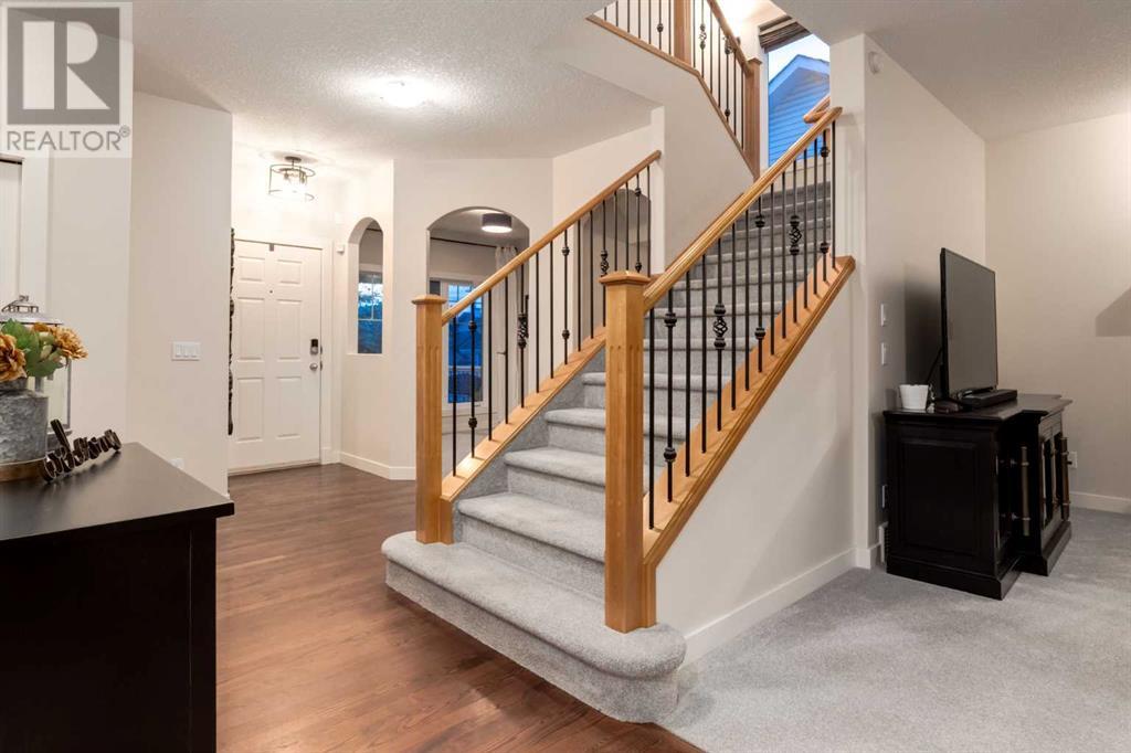 Single Family House for Sale in  CRESTRIDGE Way SW Crestmont Calgary 