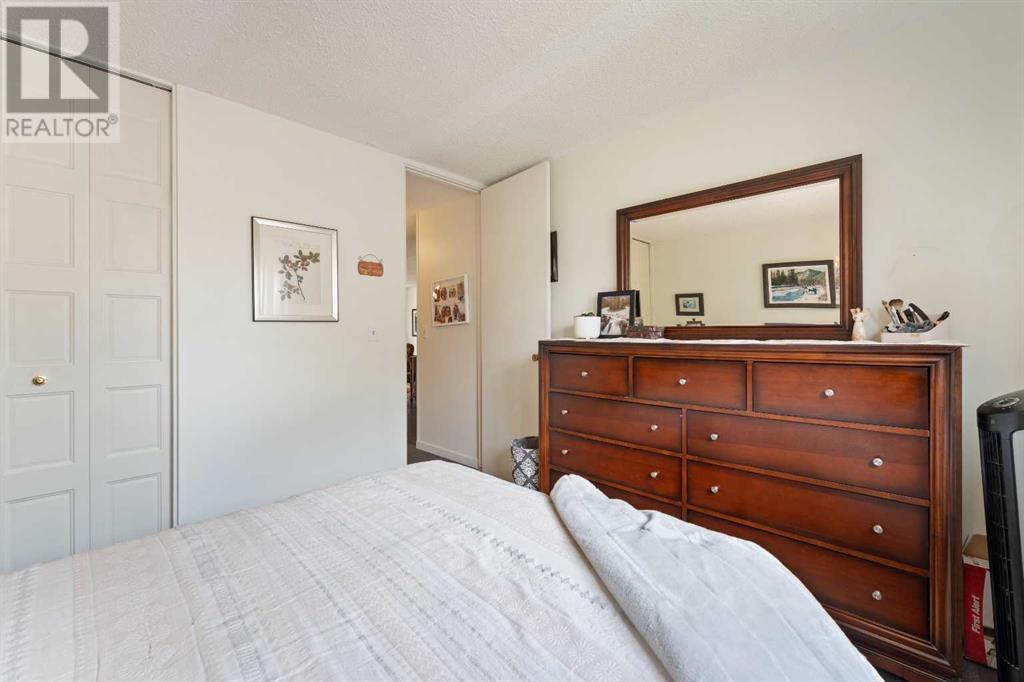 Single Family House Bi-level for Sale in  Silvergrove Road NW Silver Springs Calgary 