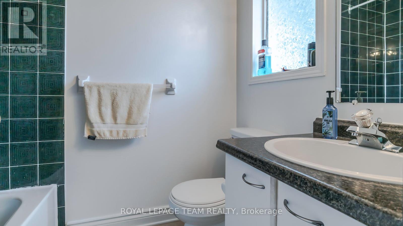 Photo 6 of 123 Queensbury Drive, Ottawa ON