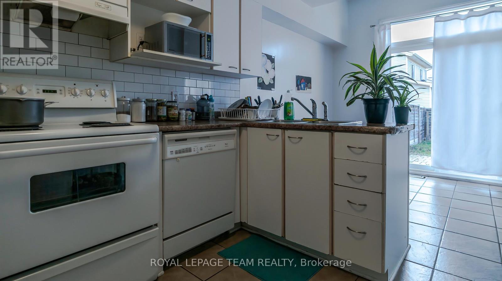 Photo 12 of 123 Queensbury Drive, Ottawa ON