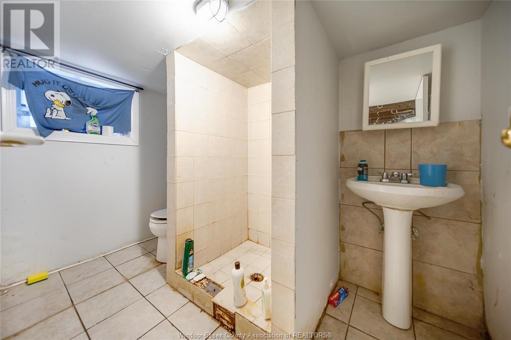 Photo 20 of 916 Felix Avenue, Windsor ON